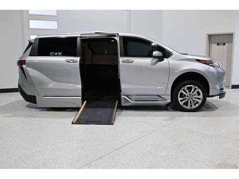 Used 2024 Toyota Sienna Platinum FWD image 17