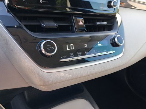 Used 2021 Toyota Corolla LE image 28