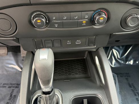 Used 2024 Nissan Frontier SV image 18