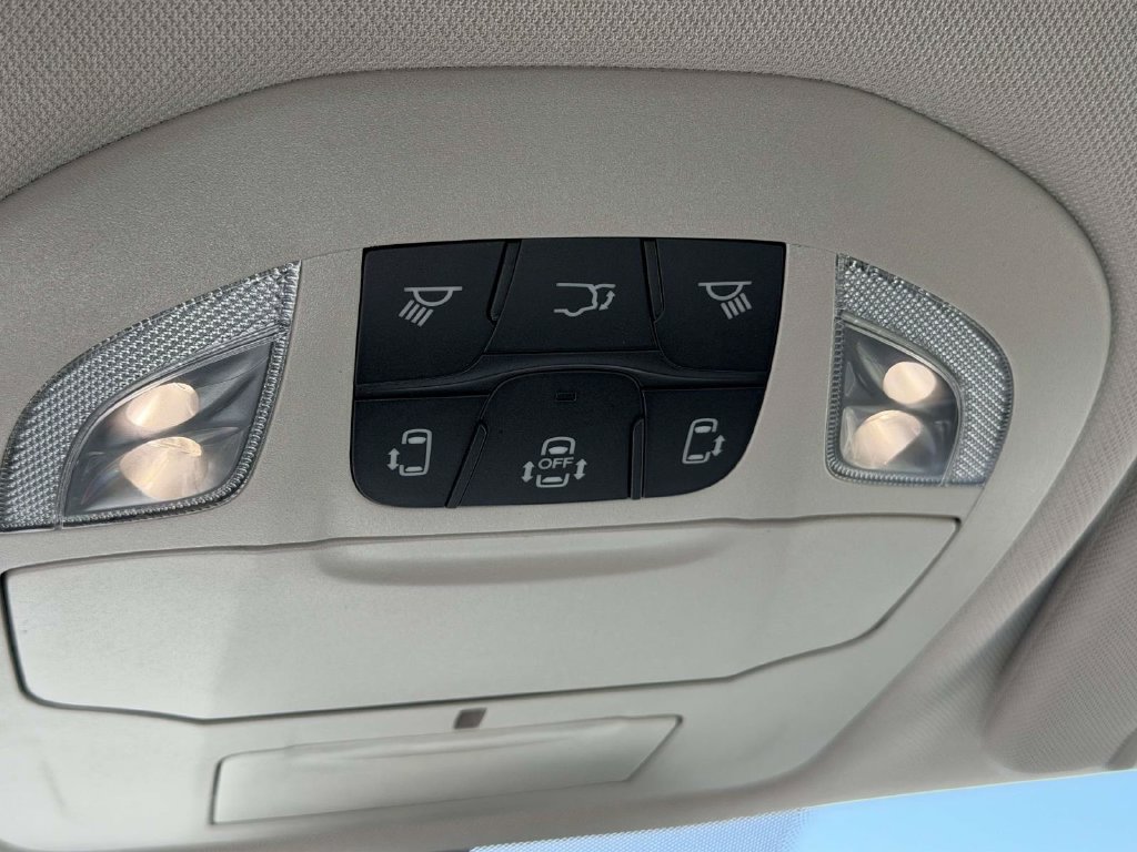 Used 2024 Chrysler Pacifica Touring-L AWD/4WD image 33