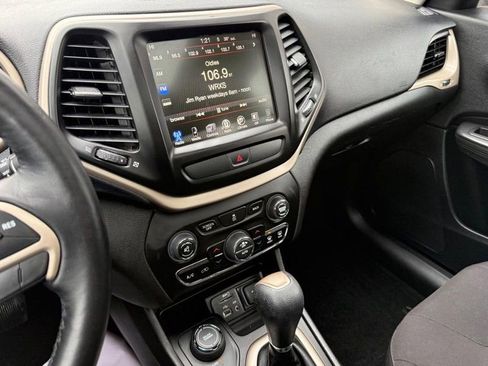 Used 2017 Jeep Cherokee Latitude w/ Comfort/Convenience Group image 25