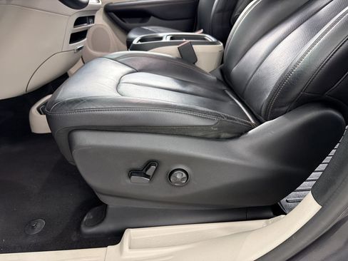 Used 2018 Chrysler Pacifica Touring-L FWD image 14