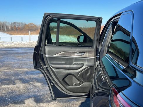 Used 2024 Jeep Grand Cherokee Limited w/ Luxury Tech Group II image 36