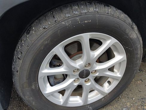 Used 2016 Jeep Cherokee Latitude w/ Safety/Convenience Group image 31