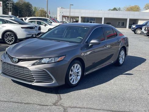 Used 2021 Toyota Camry LE image 3