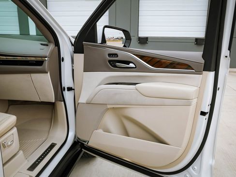 Used 2021 Cadillac Escalade Sport Platinum w/ LPO, ONYX Package image 22