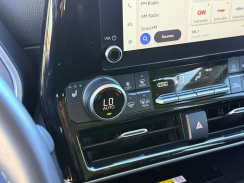 Used 2023 Toyota Highlander XLE image 7