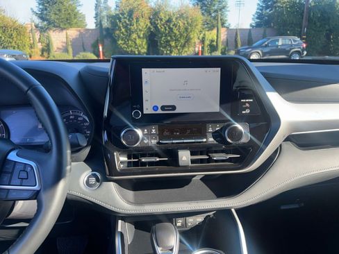 Used 2025 Toyota Highlander LE image 18