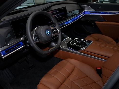 Used 2025 BMW i7 eDrive50 w/ Premium Package image 16