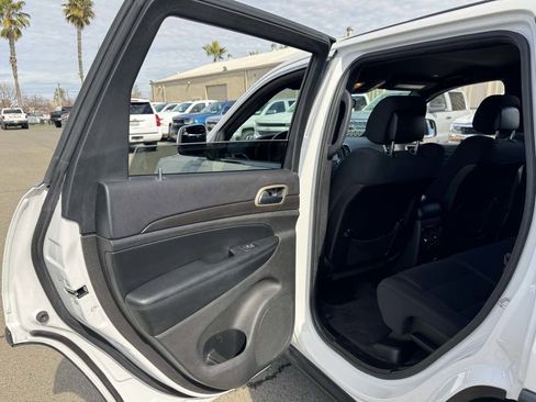 Used 2017 Jeep Grand Cherokee Laredo image 20