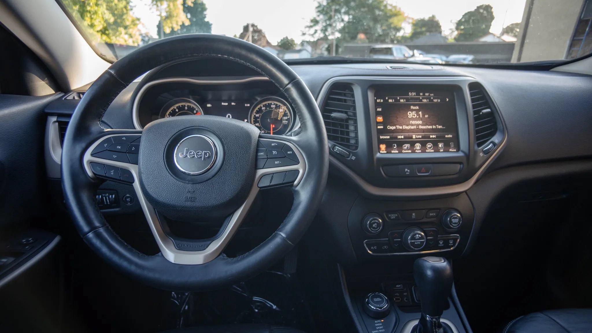 Used 2018 Jeep Cherokee Limited AWD/4WD image 19
