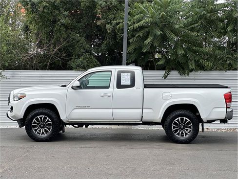 Used 2017 Toyota Tacoma SR5 w/ Tow Package AWD/4WD image 13