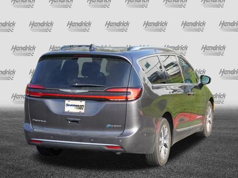Used 2023 Chrysler Pacifica Pinnacle FWD image 8