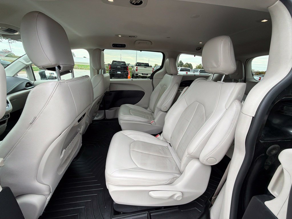 Used 2021 Chrysler Pacifica Touring-L FWD image 17