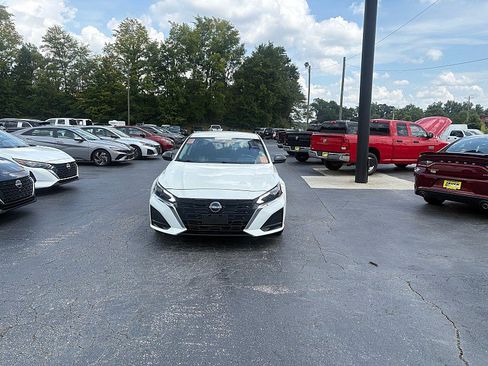 Used 2025 Nissan Altima 2.5 SV FWD image 2