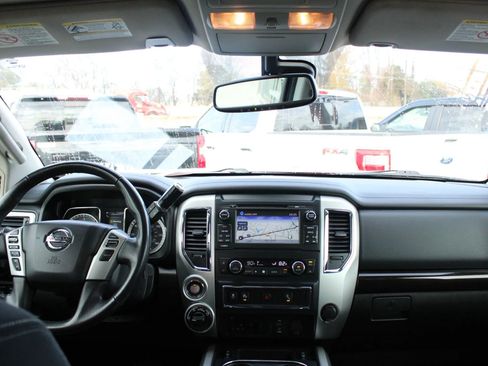 Used 2018 Nissan Titan SV w/ SV Convenience Package image 20