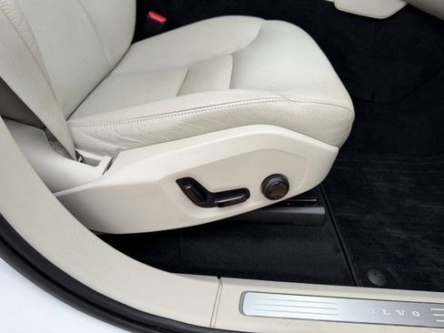 Used 2017 Volvo XC90 T6 Momentum w/ Vision Package image 21