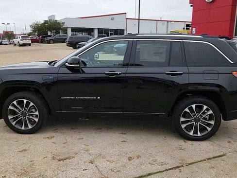 Used 2024 Jeep Grand Cherokee Overland w/ Advanced Protech Group III image 5