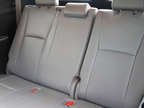 Used 2021 Toyota Highlander XLE AWD/4WD image 15