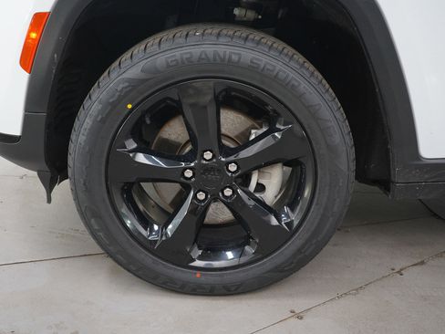 Used 2023 Jeep Grand Cherokee L Laredo image 27