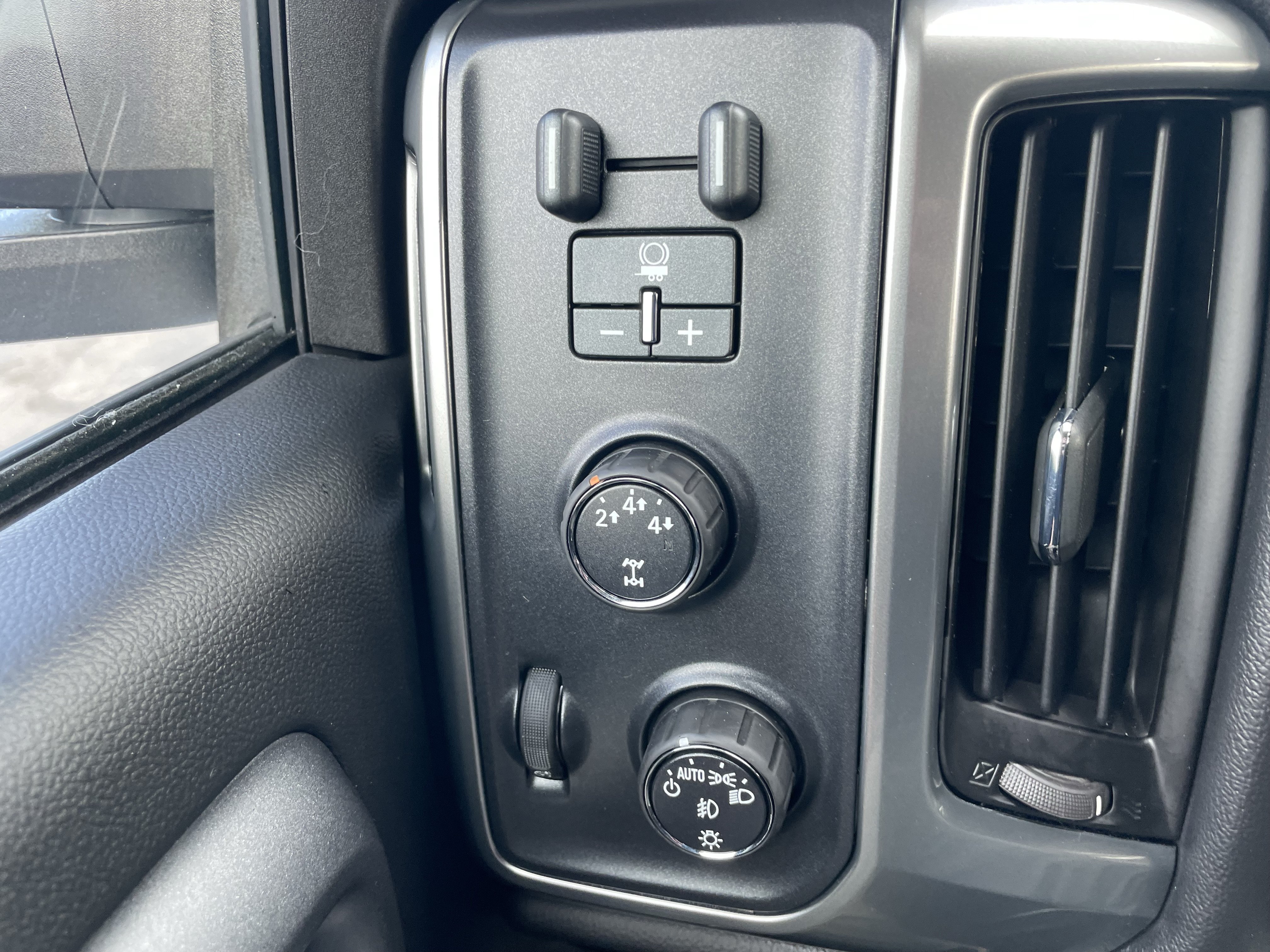 Used 2015 Chevrolet Silverado 2500 LT w/ LT Convenience Package AWD/4WD image 15