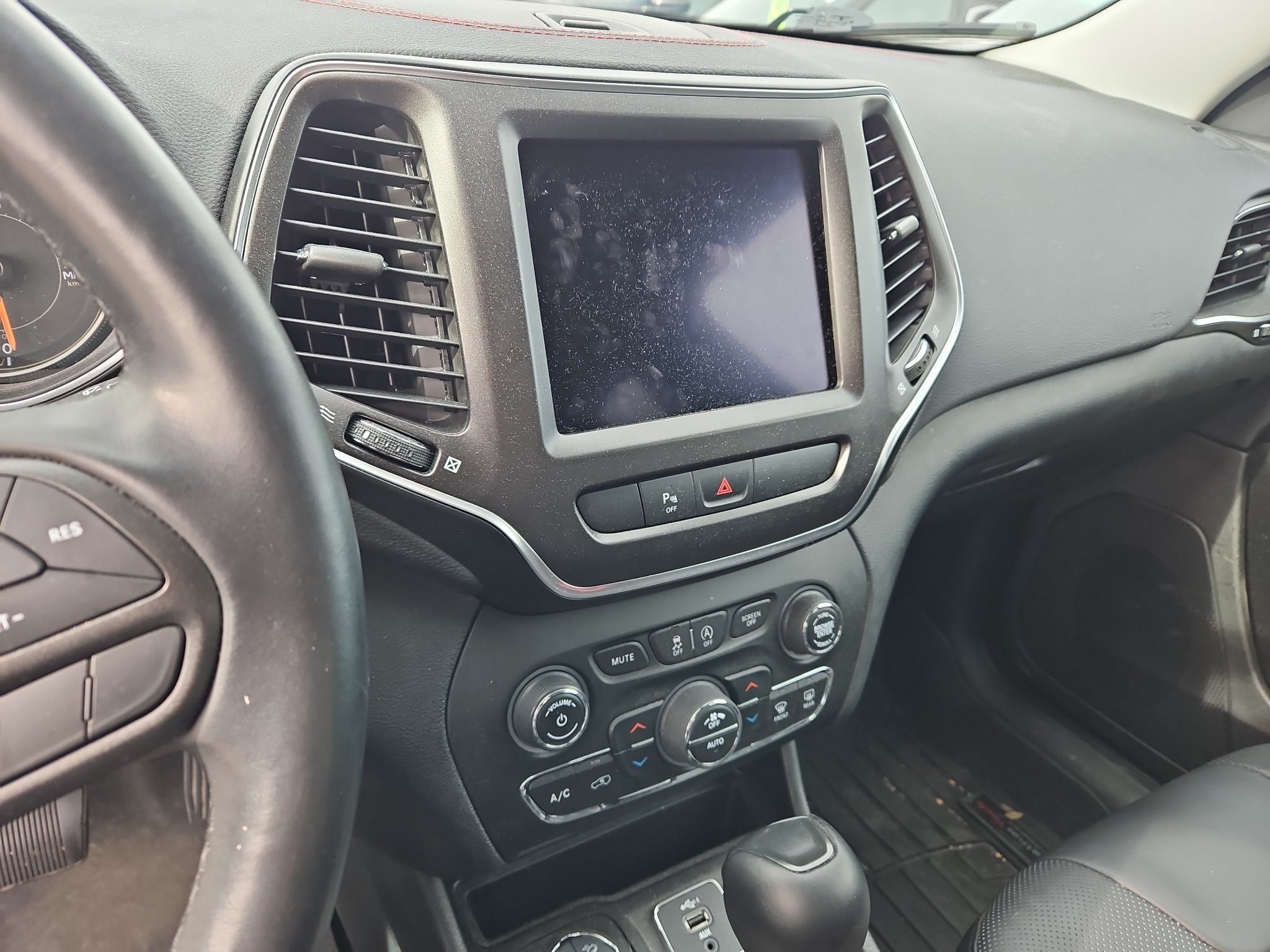 Used 2020 Jeep Cherokee Trailhawk AWD/4WD image 12
