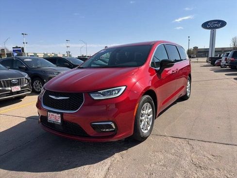 Used 2025 Chrysler Pacifica Select FWD image 1