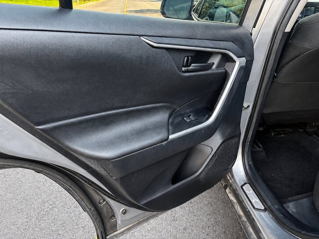 Used 2021 Toyota RAV4 LE AWD/4WD image 16