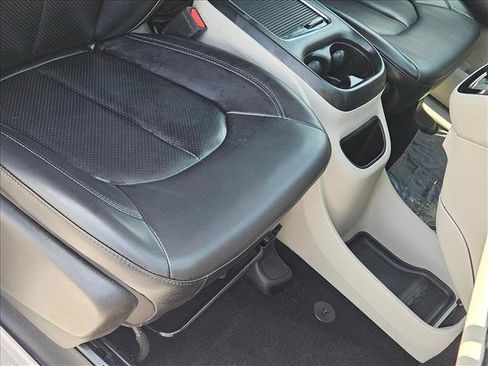 Used 2023 Chrysler Pacifica Touring-L FWD image 22