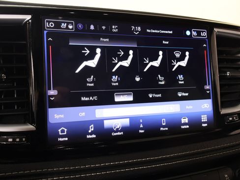 Used 2025 Chrysler Pacifica Limited FWD image 9
