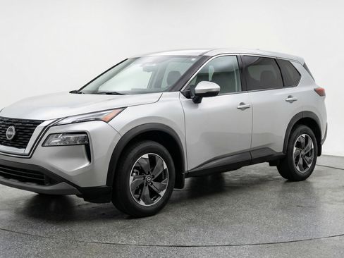 Used 2025 Nissan Rogue SV image 3