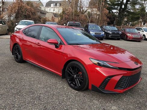 Used 2025 Toyota Camry SE w/ Convenience Package image 2