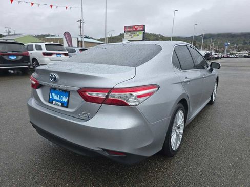 Used 2020 Toyota Camry XLE w/ Sunroof Package image 5