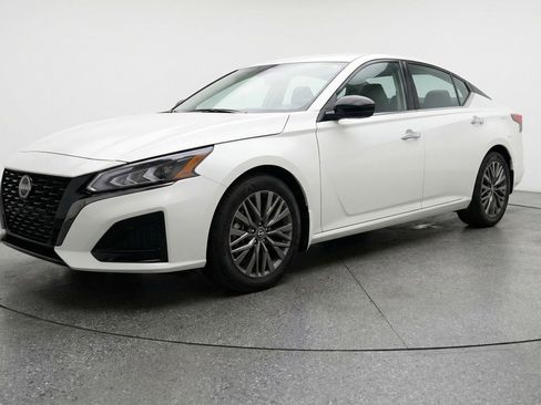 Used 2025 Nissan Altima 2.5 SV FWD image 3