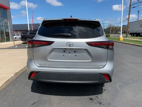 Used 2025 Toyota Highlander LE image 4