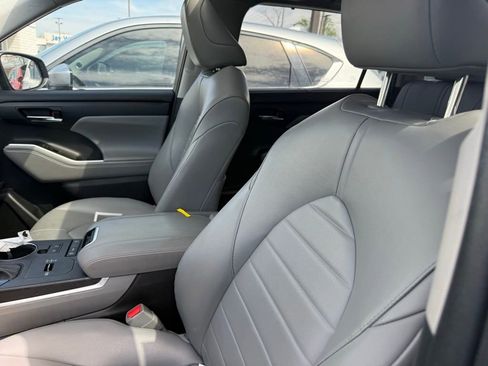 Used 2022 Toyota Highlander XLE image 9