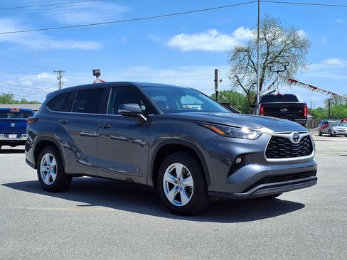 Used 2025 Toyota Highlander LE FWD image 24
