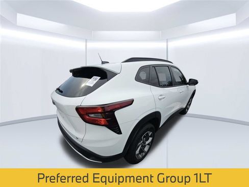 Used 2025 Chevrolet Trax LT FWD image 2