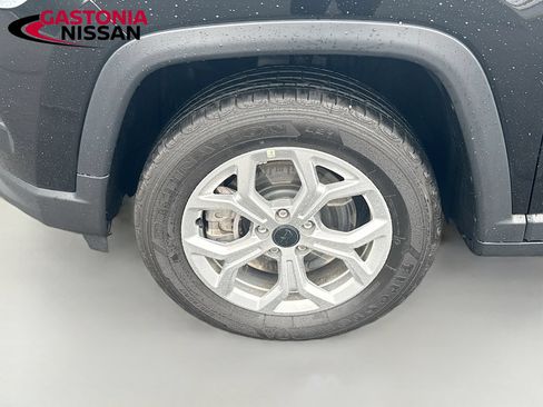 Used 2025 Jeep Compass Latitude AWD/4WD image 39