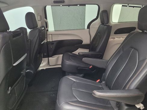 Used 2017 Chrysler Pacifica Touring-L Plus FWD image 18