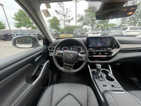 Used 2025 Toyota Highlander XLE AWD/4WD image 15