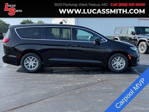 New 2026 Chrysler Pacifica Select image 1