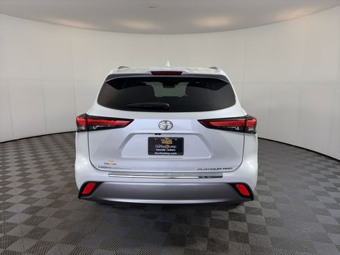 Used 2023 Toyota Highlander Platinum image 10