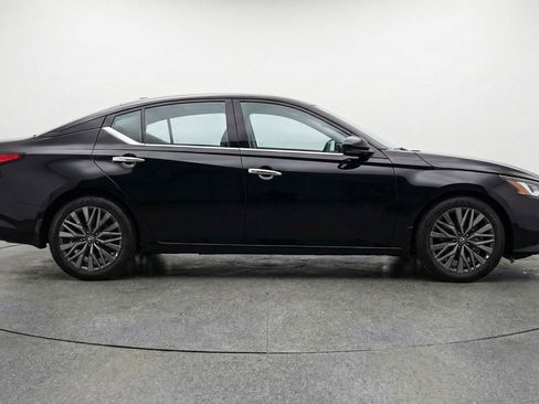 Used 2025 Nissan Altima 2.5 SV FWD image 11