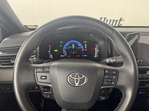 Used 2025 Toyota Camry SE w/ Convenience Package FWD image 16