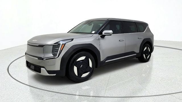 Used 2024 Kia EV9 Light Long Range RWD image 4