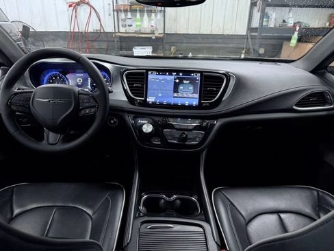 Certified 2025 Chrysler Pacifica Limited FWD image 31