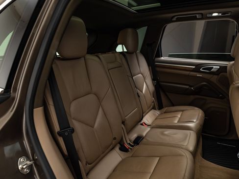 Used 2014 Porsche Cayenne S image 39