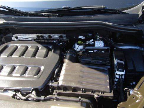 New 2025 Volkswagen Tiguan SE image 9