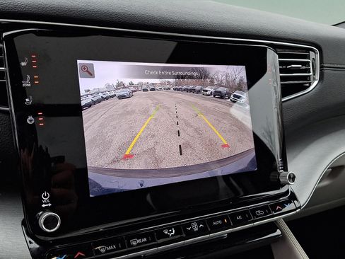 Used 2025 Jeep Wagoneer 4WD w/ Premium Group I image 17